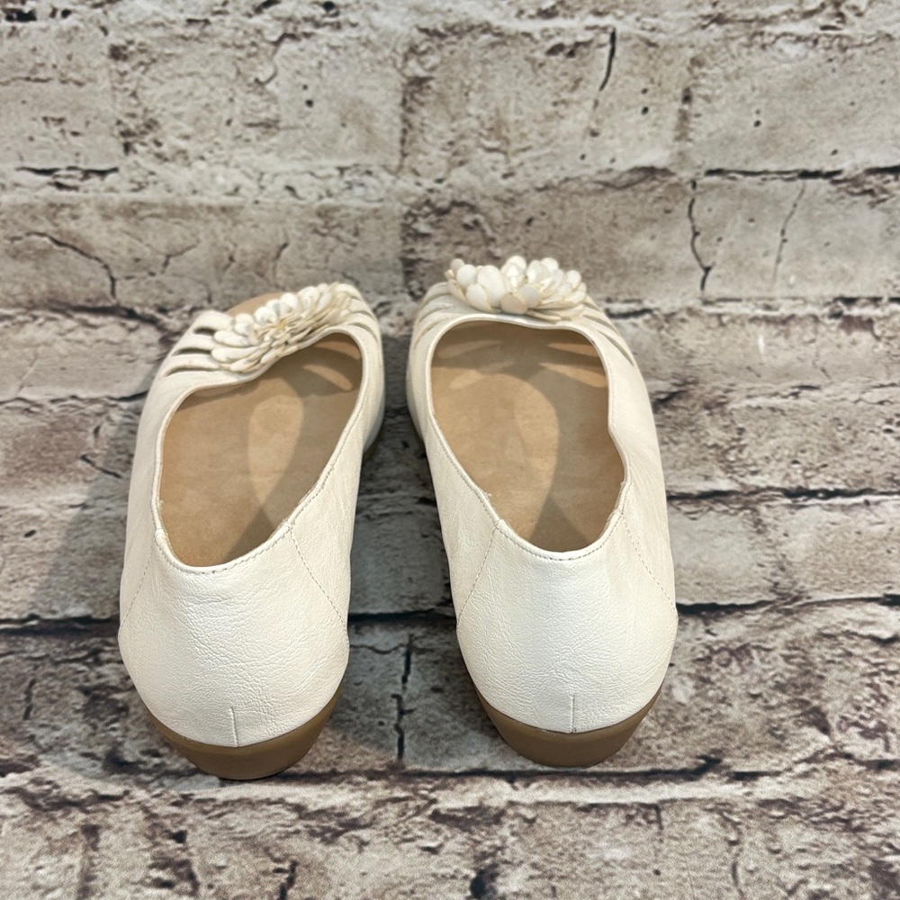 NWOT A2 By Aerosoles White Floral Open Toe Flats - Picture 4 of 8